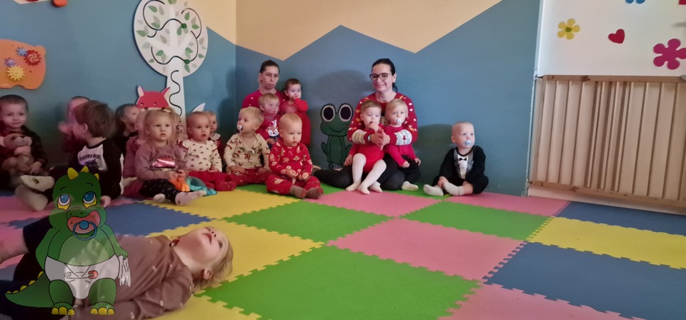 Dzieci z opiekunkami w kolorowej sali Żłobka Smoczuś